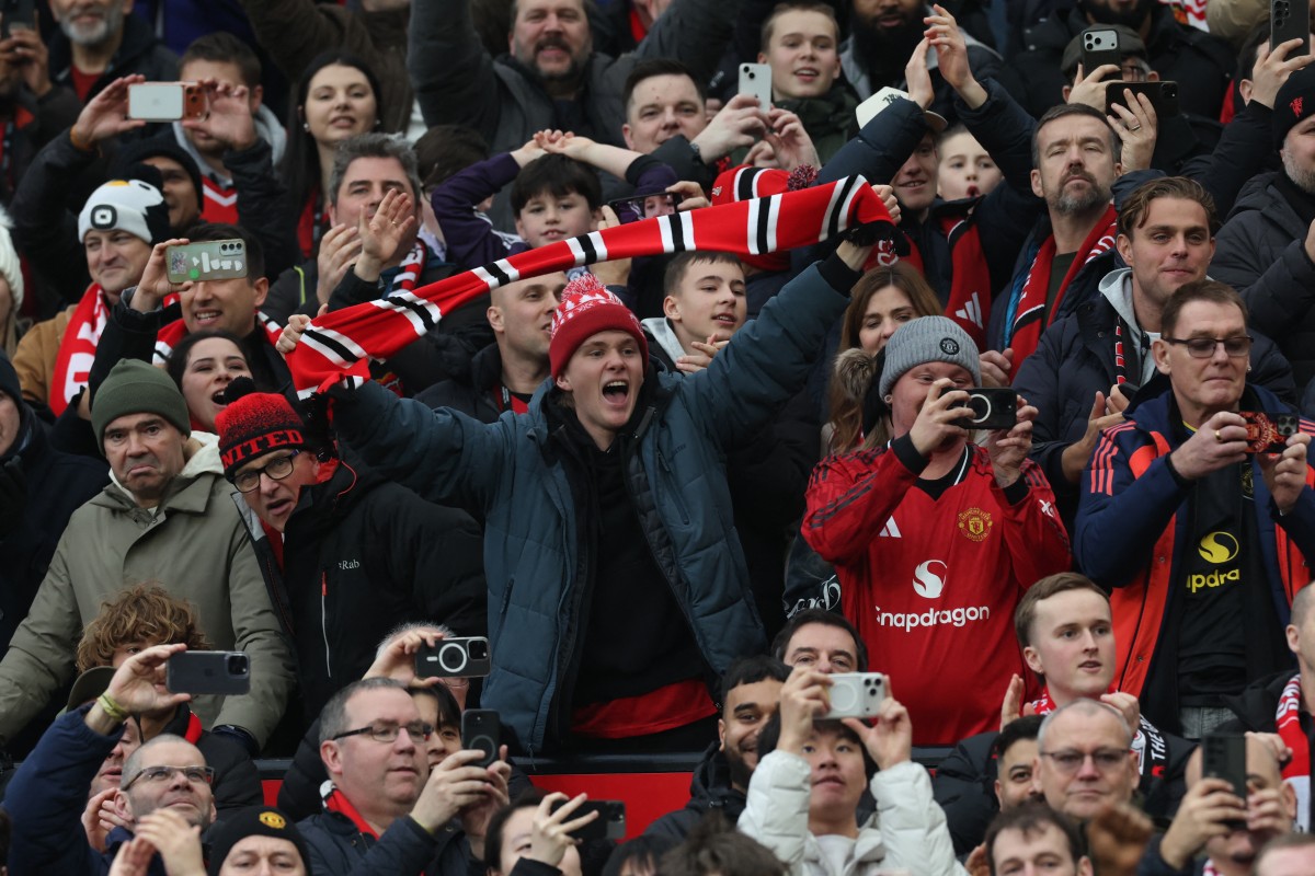 جمهور مانشستر يونايتد في المدرجات. (أ ف ب)