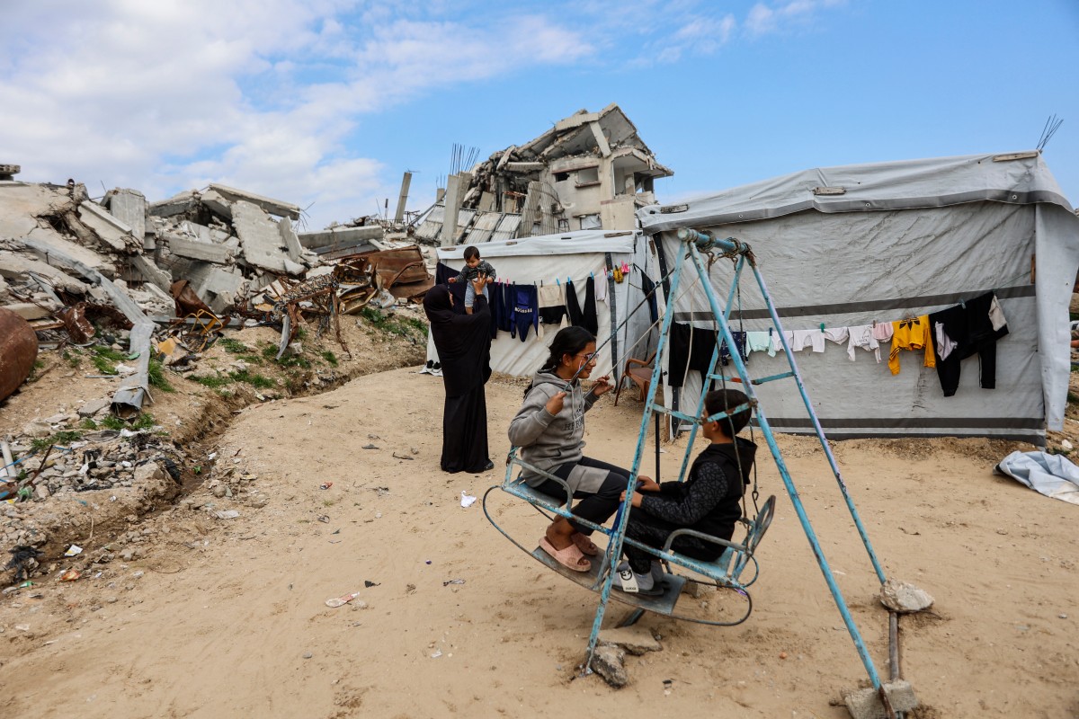 أطفال يلعبون في غزة (ا ف ب).