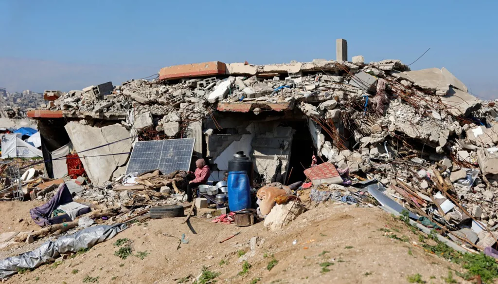 مواد مدرسية تدخل غزة لأول مرة بعد حظر لأكثر من عامين