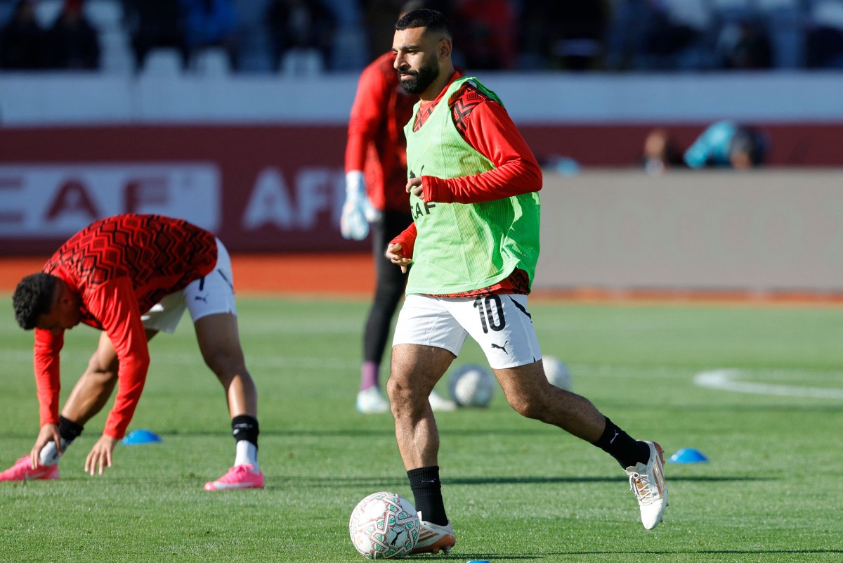 محمد صلاح خلال عملية الاحماء. (أ ف ب)