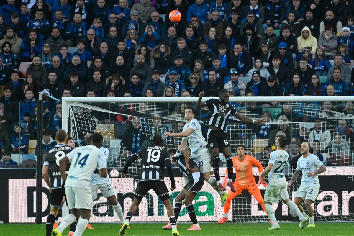 من لقاء إنتر وأودينيزي. (أ ف ب)