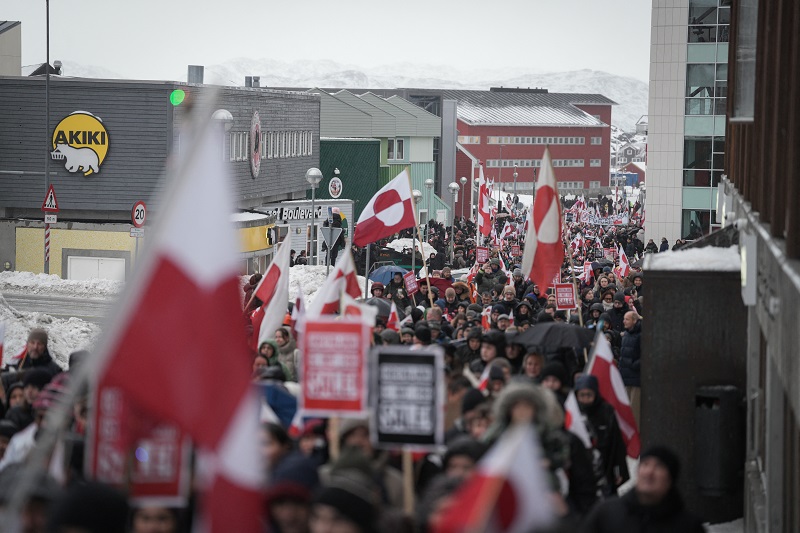 أشخاص يشاركون في مظاهرة للاحتجاج على خطط ترامب للاستيلاء على غرينلاند، (ا ف ب).