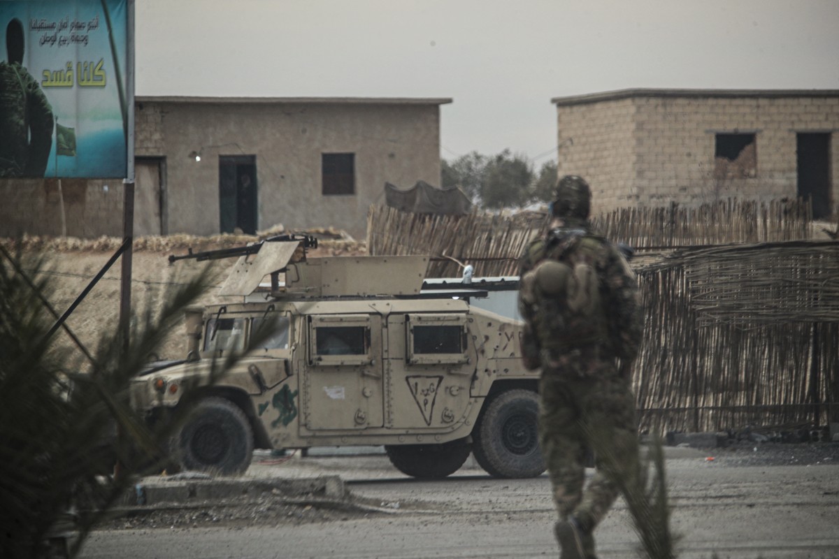 قوات كردية في مدينة الطبقة (أ ف ب).