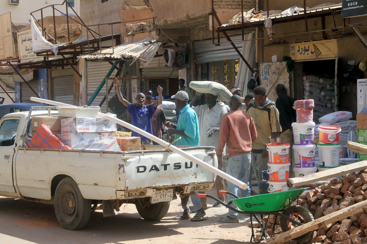 مواطنون في الخرطوم. (أ ف ب)