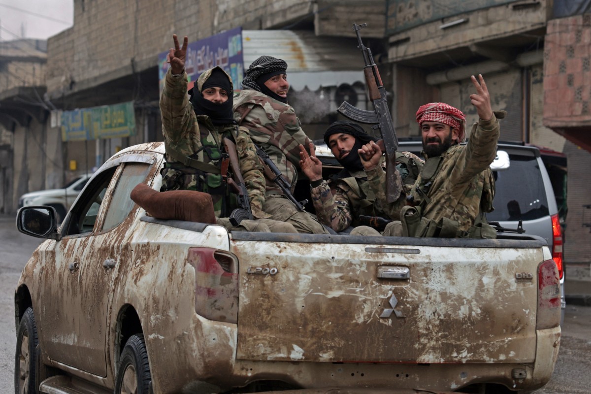 عناصر من الجيش السوري خلال دورية في أحد شوارع الطبقة، في محافظة الرقة، على الضفة الجنوبية الغربية لنهر الفرات. (أ ف ب)