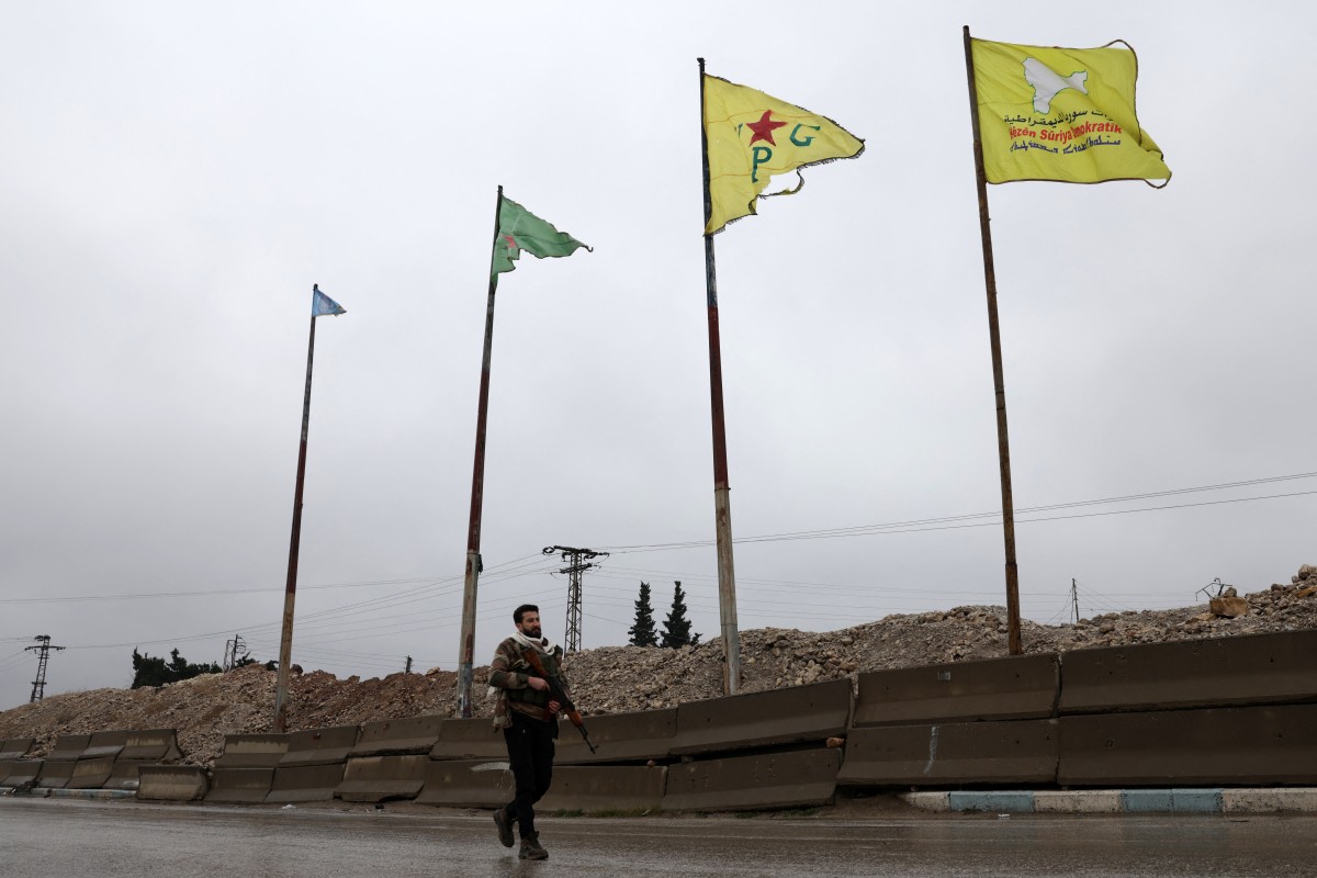 عنصر من القوات السورية في مدينة الطبقة. (أ ف ب)