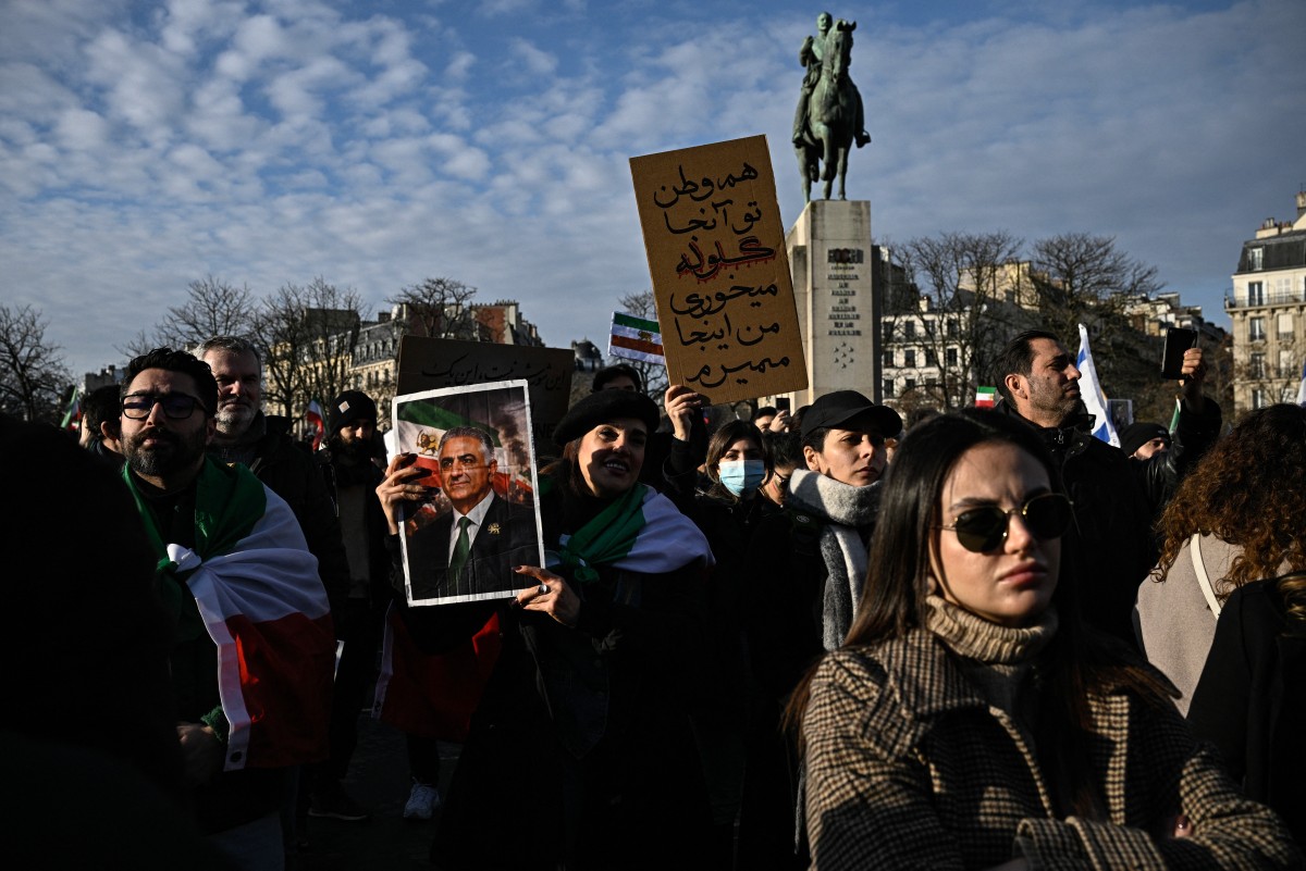 رفع صورة رضا بهلوي خلال التظاهرة في باريس (أ ف ب)