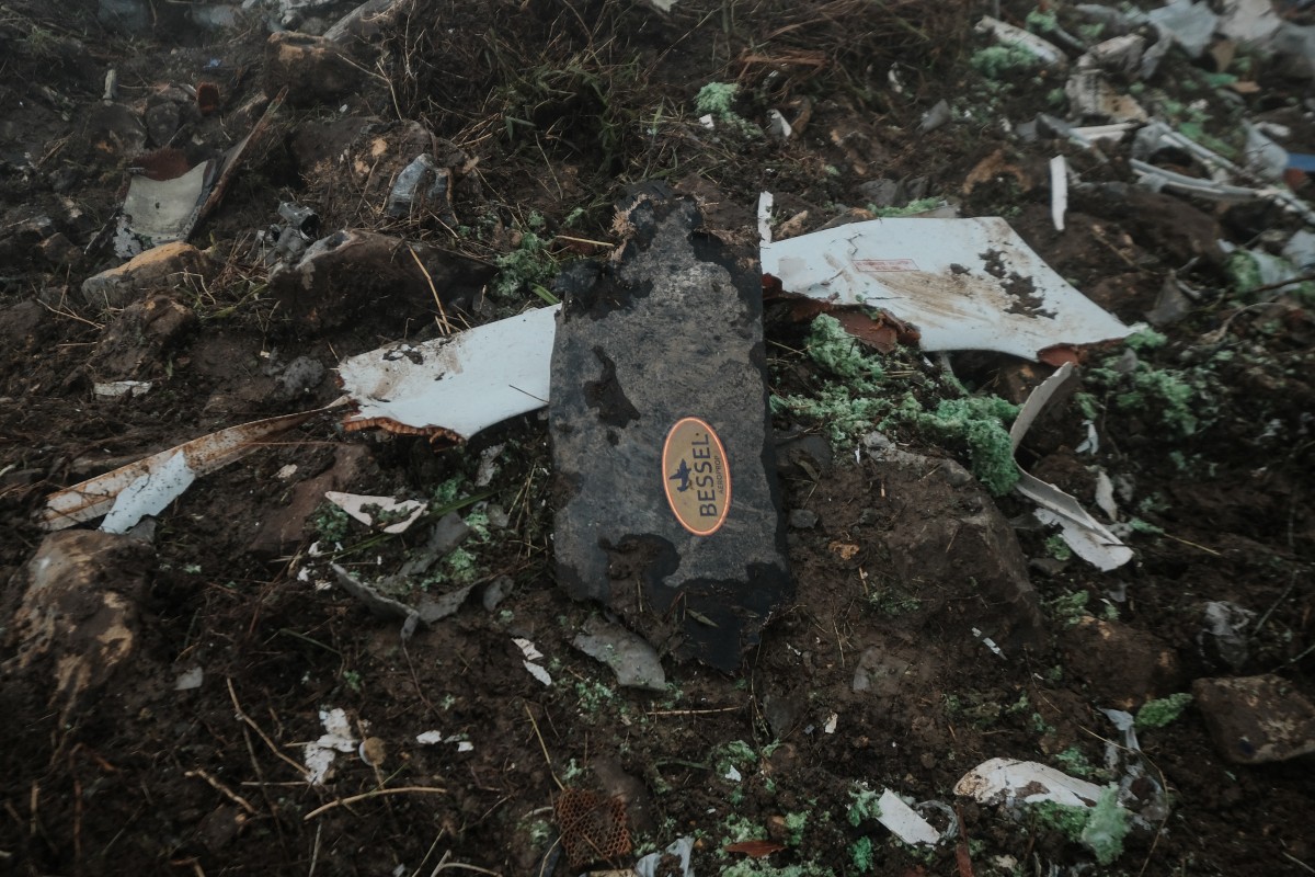 حطام طائرة المراقبة الإندونيسية (أ ف ب).