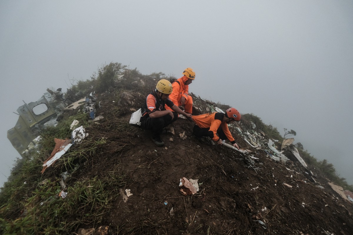 حطام طائرة المراقبة الإندونيسية (أ ف ب).