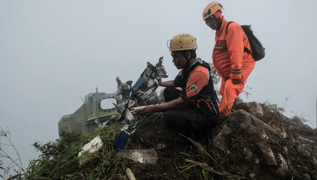 بعد تحطّمها مطلع الأسبوع... إندونيسيا تعثر على جثث 10 ركاب كانوا على متن طائرة المراقبة