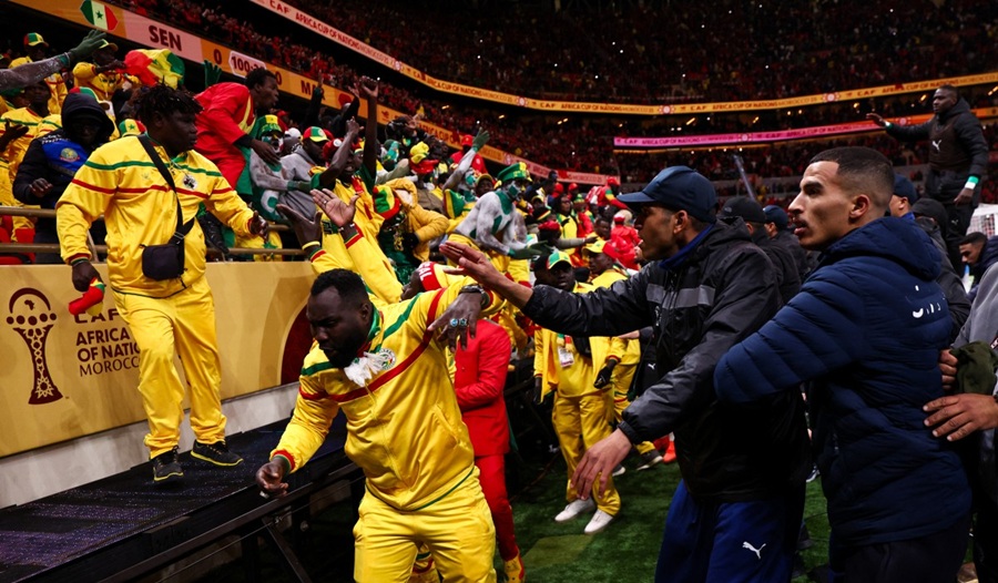 جماهير السنغال تقتحم الملعب. (أ ف ب)