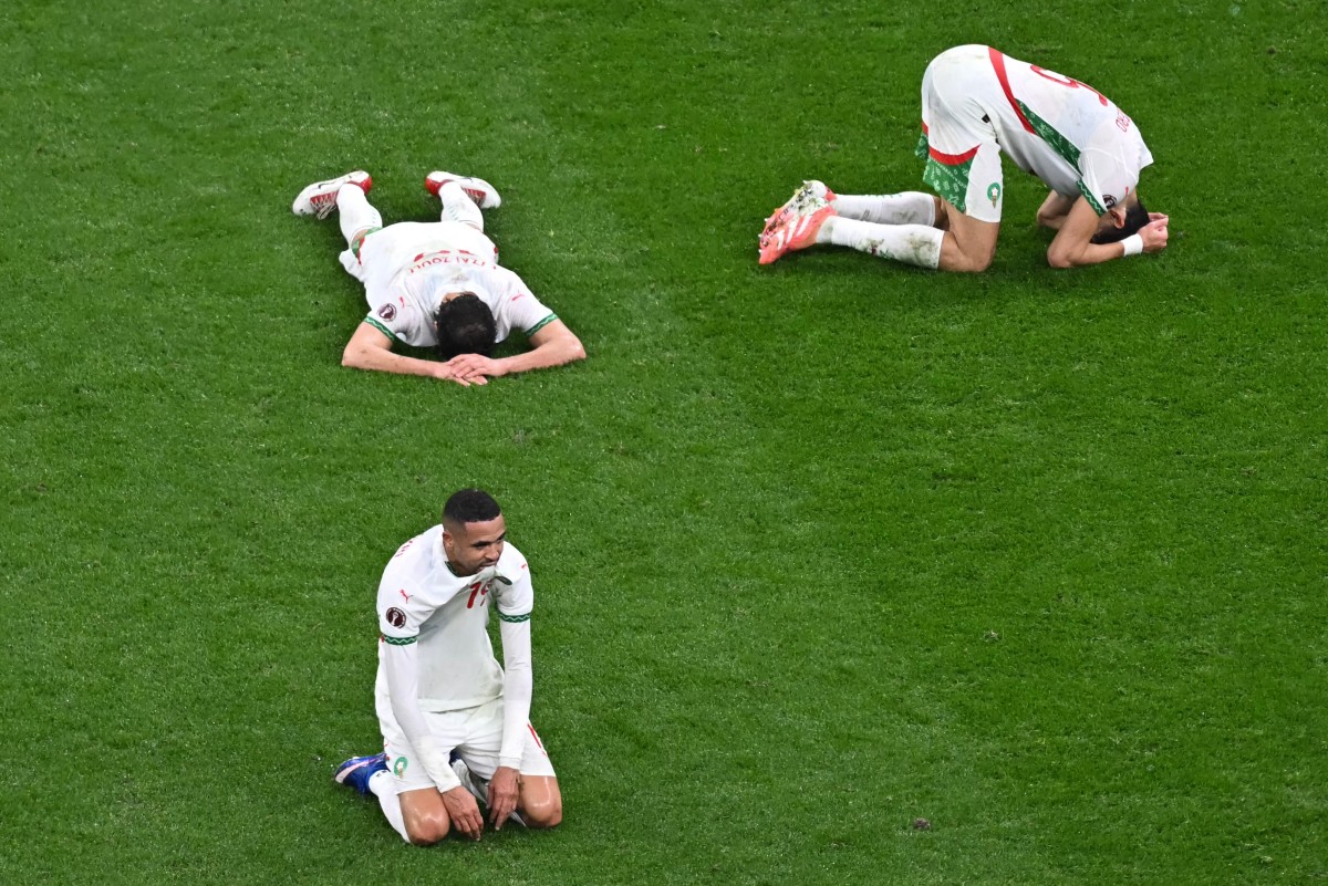 خيبة المغاربة بالخسارة أمام السنغال. (أ ف ب)