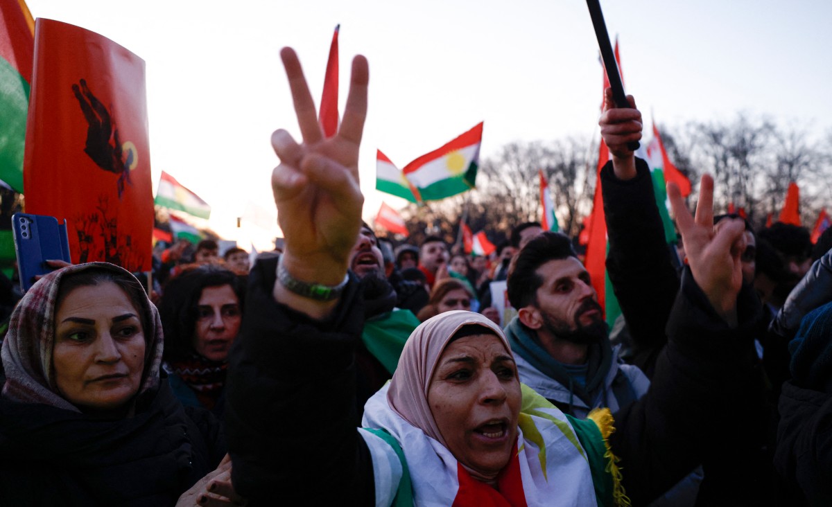 أكراد يشاركون باحتجاج في برلين ضد الزيارة المقررة للرئيس السوري أحمد الشرع إلى ألمانيا. (أ ف ب)