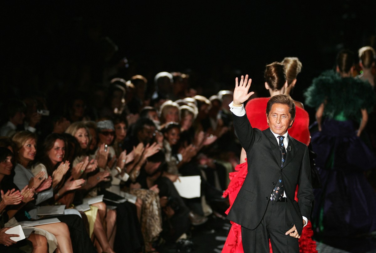 مصمم الأزياء الإيطالي فالنتينو غارافاني. (أ ف ب)