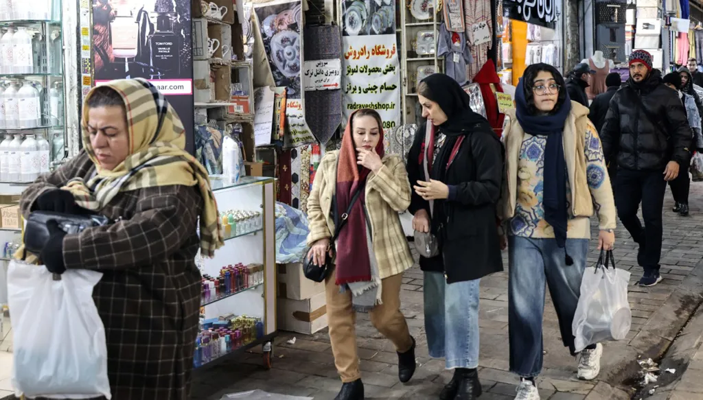 إيران تستعد لهجوم أميركي وسط انقسامات داخليّة