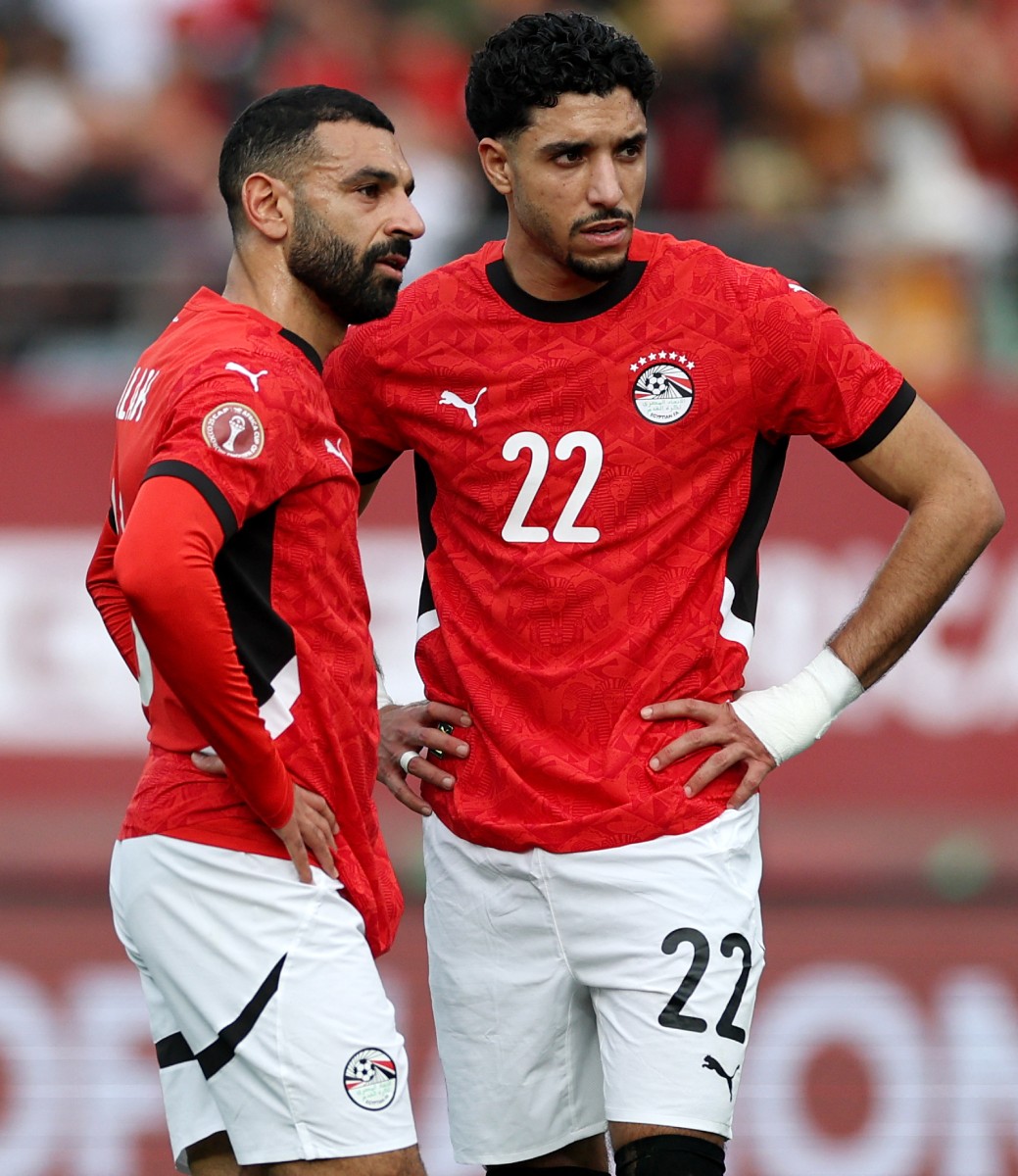محمد صلاح وعمر مرموش بقميص المنتخب المصري. (أ ف ب)
