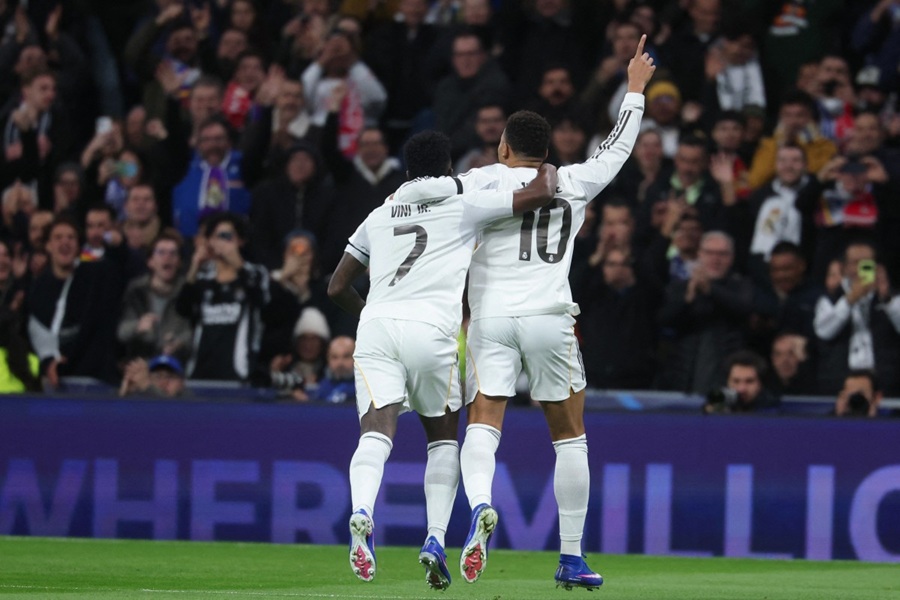 مبابي وفينيسيوس. (أ ف ب)