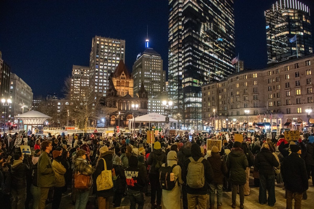 الناس يشاركون في مسيرة في بوسطن احتجاجاً على سياسات الرئيس الأميركي دونالد ترامب. (أ ف ب)