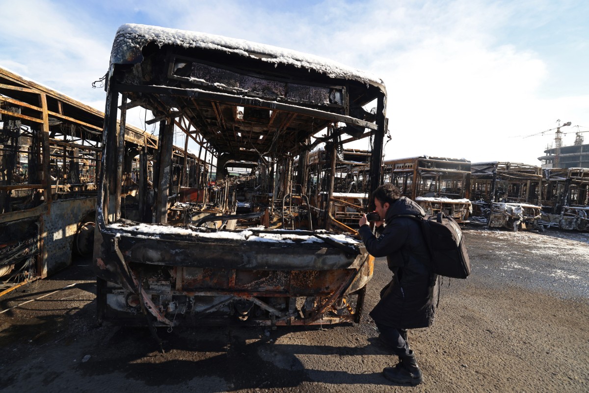 باصات محترقة في إيران.(أف ب)