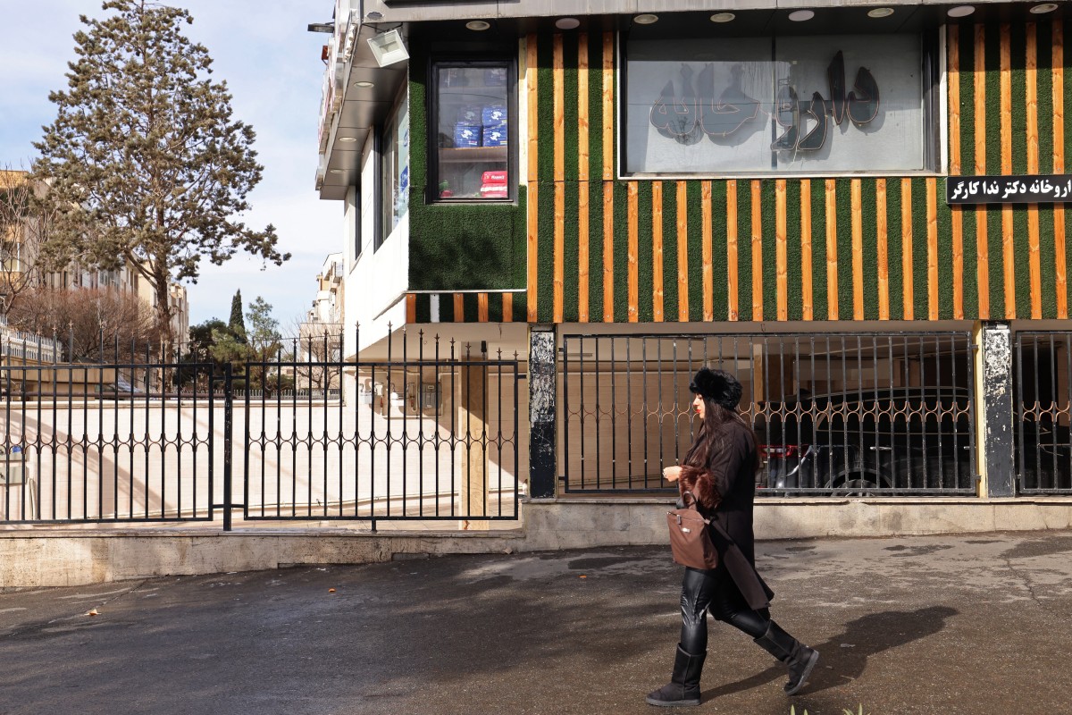 امرأة تمشي في إيران (أ ف ب).