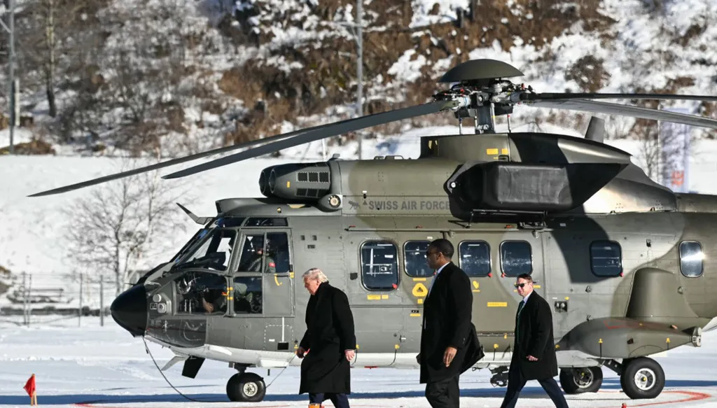 الرئيس الأميركي في دافوس (ا ف ب).