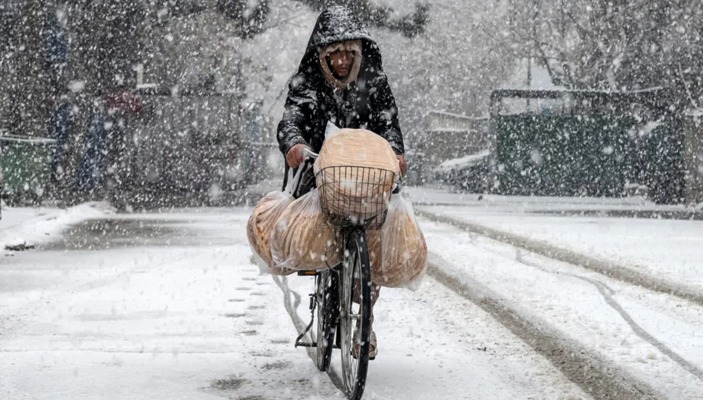 بالصور- أولى ندف الثلج تُنعش شوارع كابول في شتاء قاسٍ