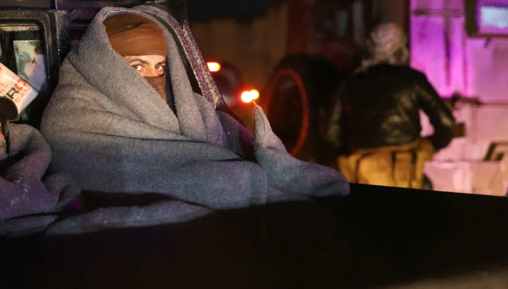 نقل مقاتلين أكراد من سجن الأقطان في الرقة بموجب الاتفاق بين "قسد" والحكومة السورية (أ ف ب).