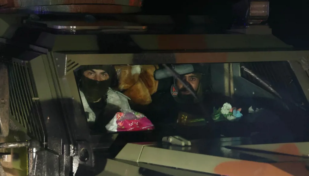 بالصور- بعد اتفاق "قسد" ودمشق... إخلاء مقاتلين أكراد من سجن الأقطان في الرقة إلى كوباني