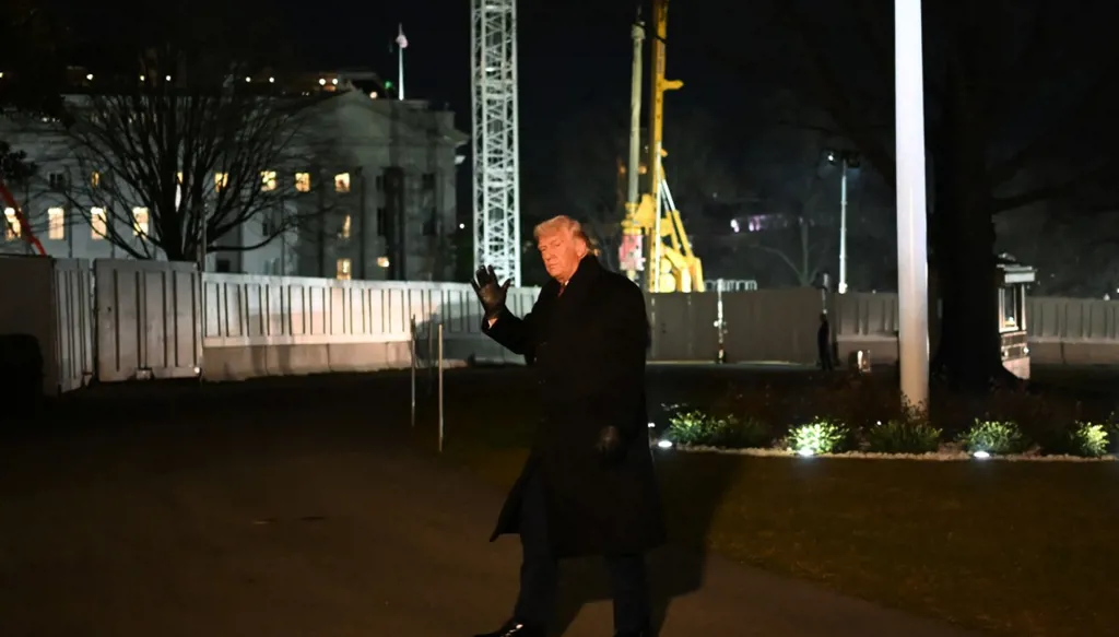 "قد يتعرضوا للإعدام" في طهران... ترامب يرحّل إيرانيين من الولايات المتحدة