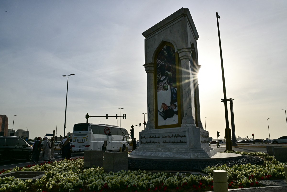 يبرز دور القيادة الإماراتية التي تبنت سياسة خارجية تقوم على الانفتاح المتوازن (أ ف ب)