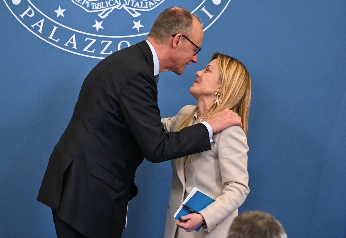 المستشار الألماني فريدريش ميرتس ورئيسة الوزراء الإيطالية جورجيا ميلوني (أ ف ب).