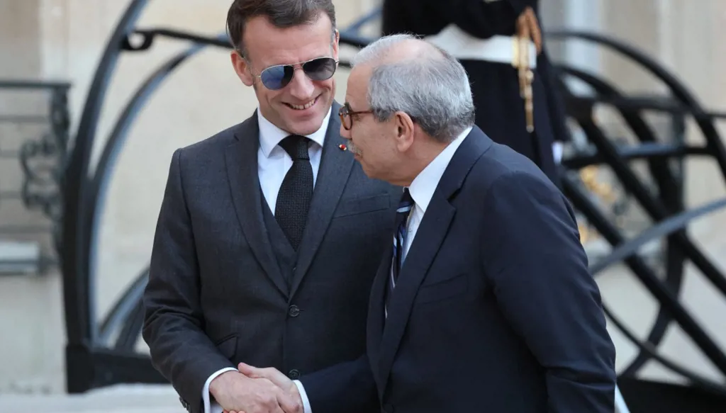 افتضاح متكرر للدولة امام كارثة الانهيار في طرابلس... سلام من باريس: لا جنوب ولا شمال مع حصرية السلاح