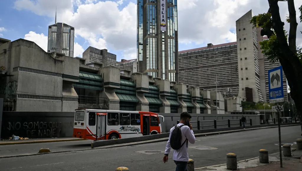 الاجتماع الذي محا خريطة العالم القديم... ما وراء شيفرة "أولينيا" وسقوط كراكاس