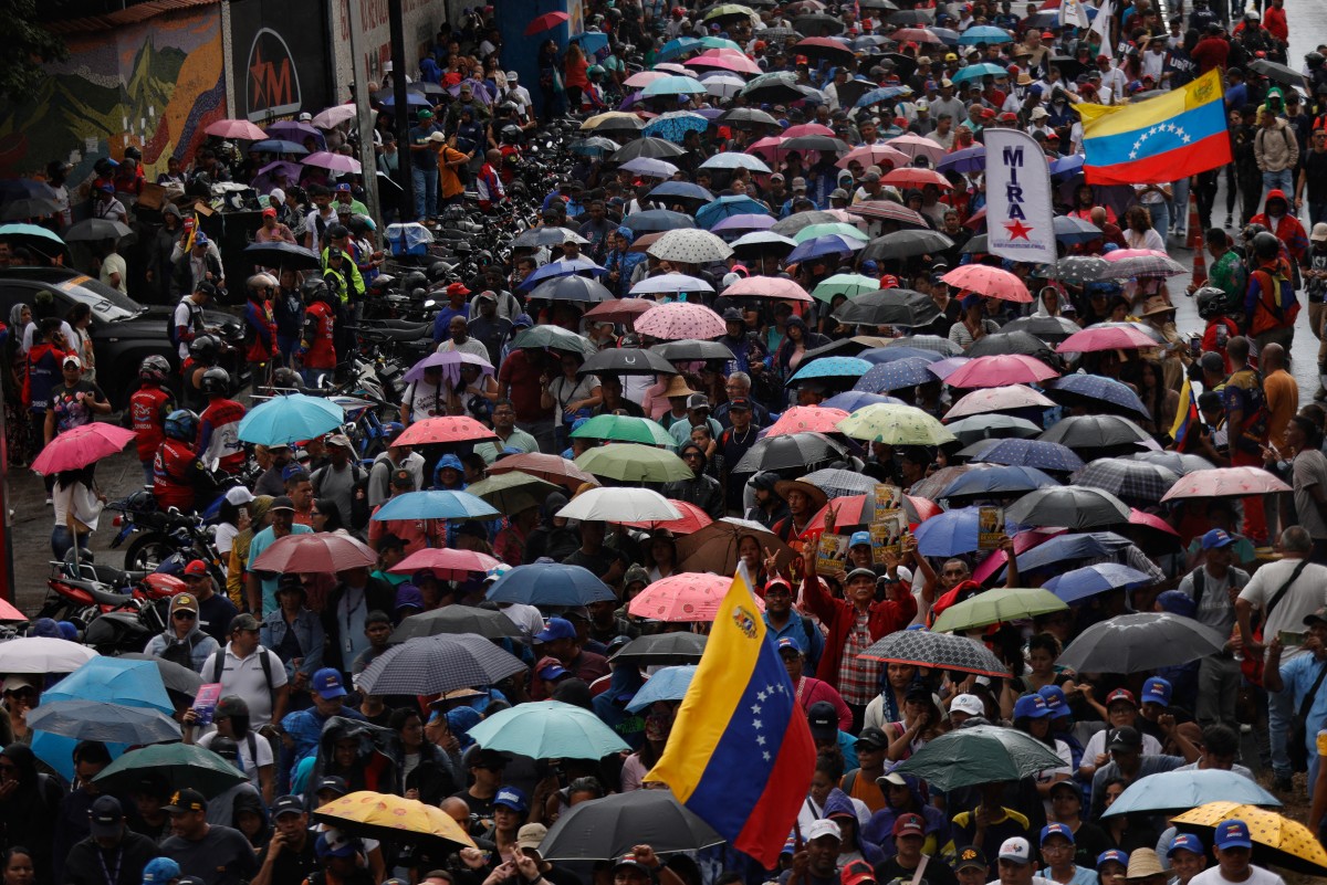 مناصرون لمادورو خلال تظاهرة في فنزويلا (أ ف ب).
