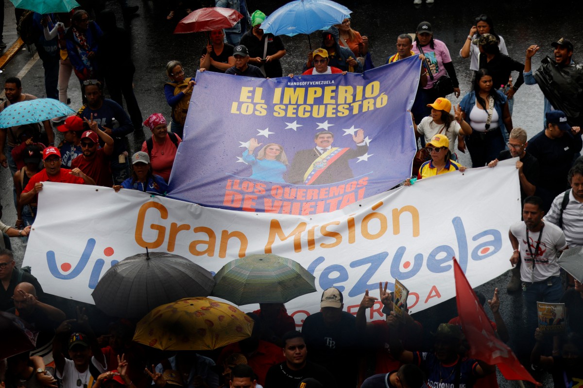 مناصرون لمادورو خلال تظاهرة في فنزويلا (أ ف ب).