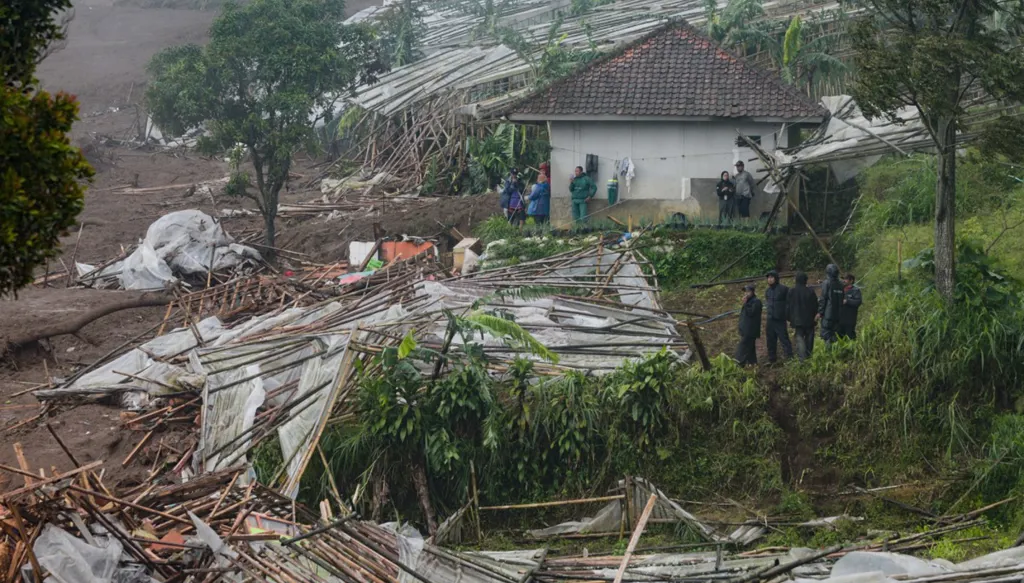 بعد انهيار أرضي أودى بحياة 10 أشخاص... إندونيسيا تستأنف البحث عن 80 مفقوداً