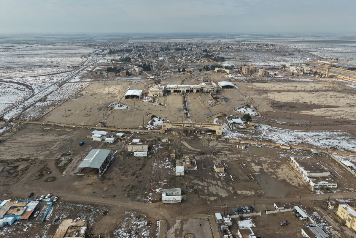 تُظهر هذه الصورة الجوية التي التقطت في 24 يناير 2026 معبر الياروبية الحدودي مع سوريا في مدينة ربيعة، شمال الموصل. (أ ف ب)