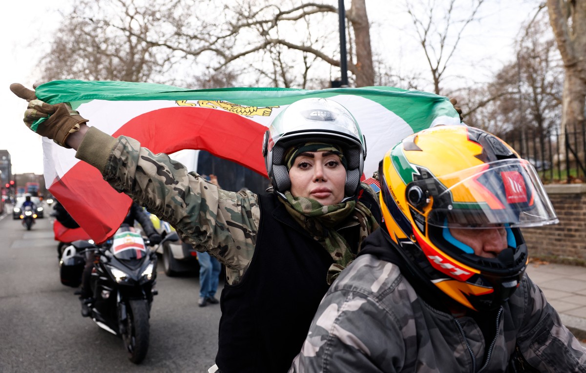 متظاهرة داعمة لاحتجاجات إيران في لندن. (أ ف ب)