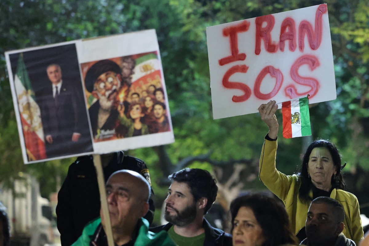 إسرائيليون يتظاهرون دعماً للاحتجاجات في إيران، في مدينة حولون. (أ ف ب)