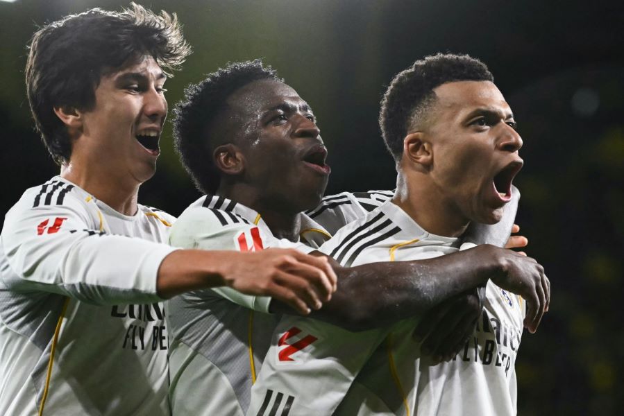 لاعبو ريال مدريد قبل مواجهة بنفيكا في دوري أبطال أوروبا. (أ ف ب)