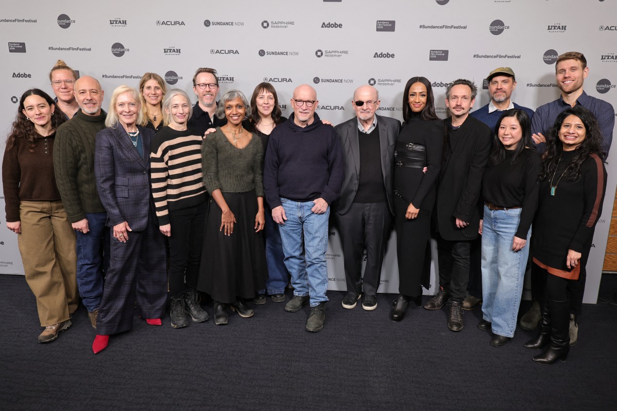 شخصيات إلى جانب رشدي خلال العرض الأول للفيام. (أ ف ب)