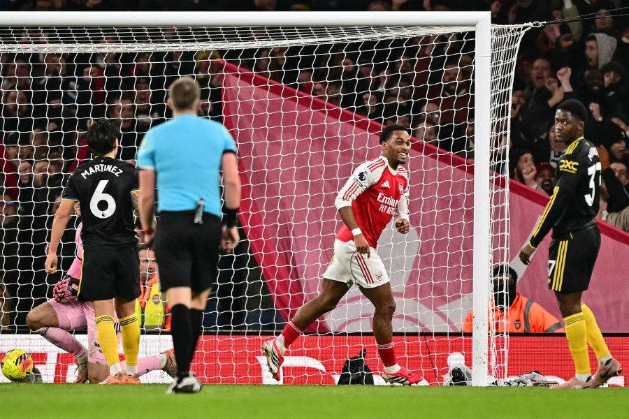 أرسنال ضد مانشستر يونايتد. (أ ف ب)