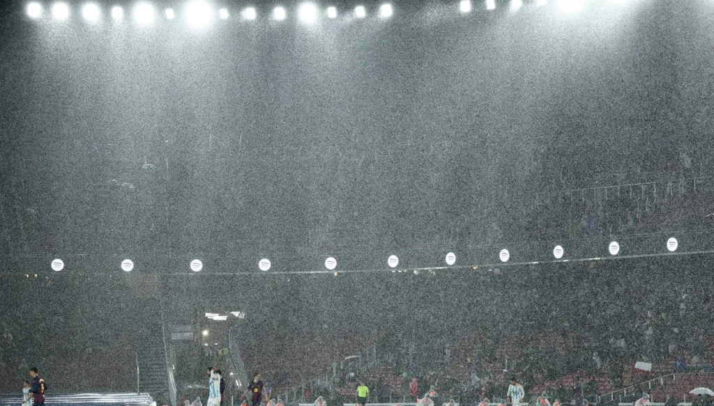 أزمة جديدة في "كامب نو"... جرذان تتجول في ملعب برشلونة (فيديو)