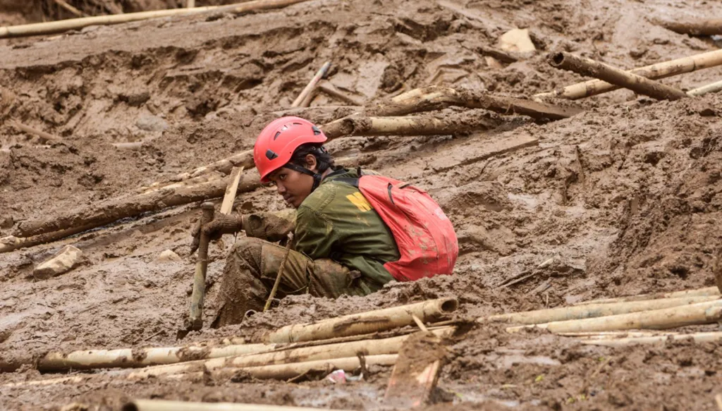 الأمطار تعيق البحث عن 32 مفقوداً بعد انهيار أرضي في إندونيسيا