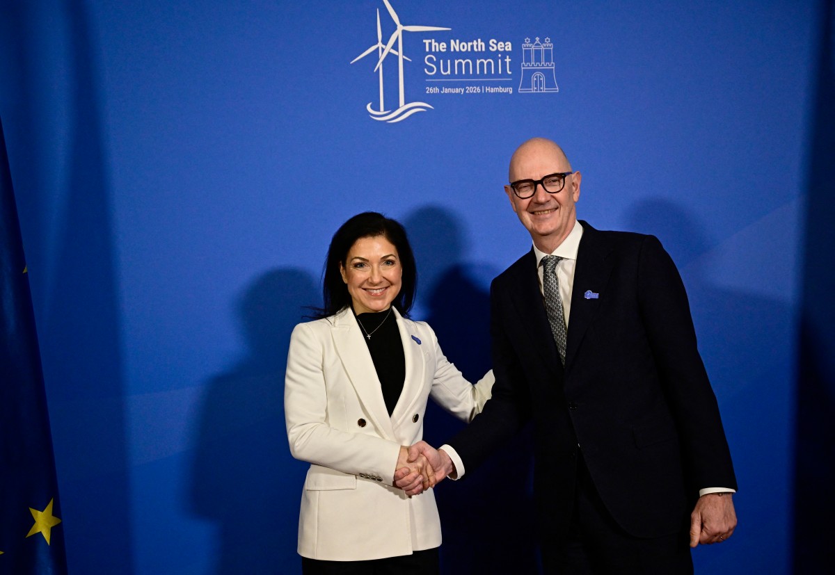 وزيرة الاقتصاد والطاقة الألمانية كاترينا رايش ترحب بوزير الاقتصاد والمالية الفرنسي رولاند ليسكور عند وصوله لحضور قمة بحر الشمال في 26 يناير 2026 في هامبورغ، شمال ألمانيا. (أ ف ب)