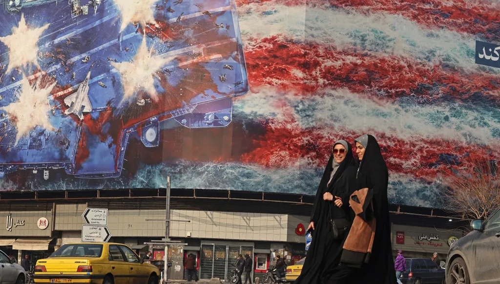 السعودية والإمارات تعرقلان خطط ترامب ضد إيران... ولا توقفانها