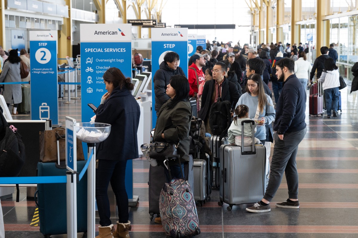 مسافرون عالقون في مطارات أميركية (أ ف ب).