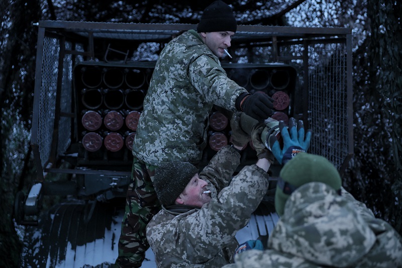 جنود اوكرانيون في دونيتسك، (ا ف ب).