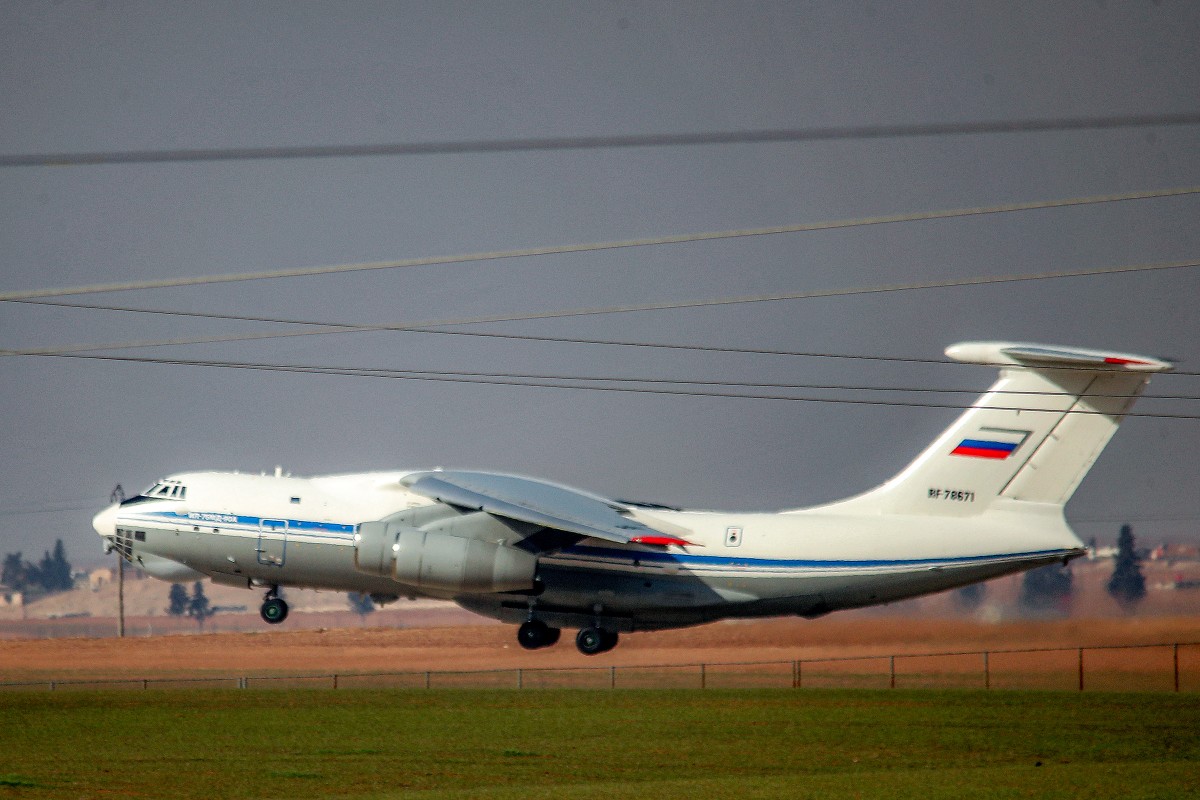 طائرة نقل عسكرية روسية تقلع من مطار القامشلي الدولي شمال شرق سوريا، 27 كانون الثاني 2026. (أ ف ب)