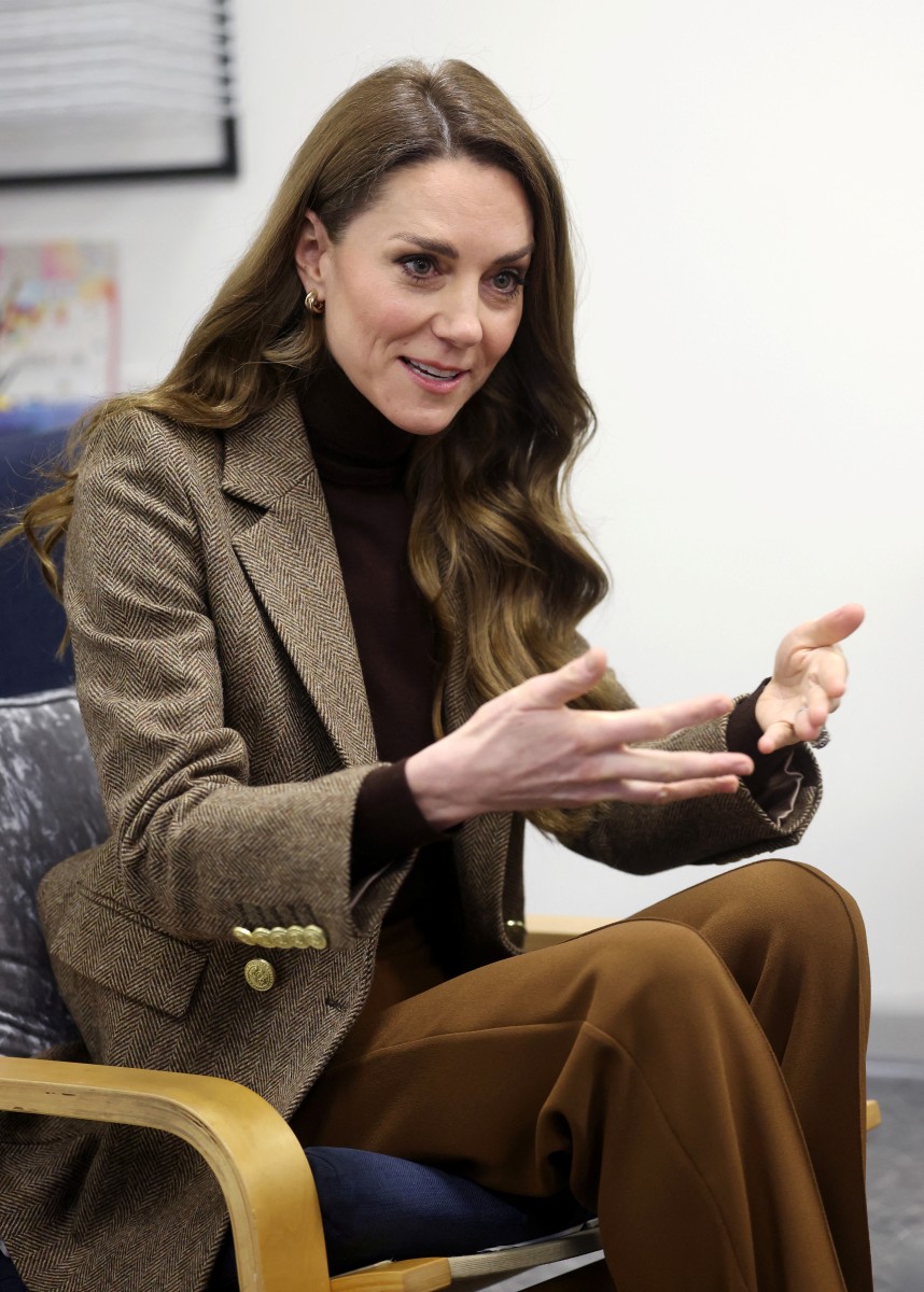 كيت ميدلتو بإطلالة مدروسة خلال زيارتها خدمة علاج صدمات الأطفال التابعة لمؤسسة فاميلي أكشن (أ.ف.ب)